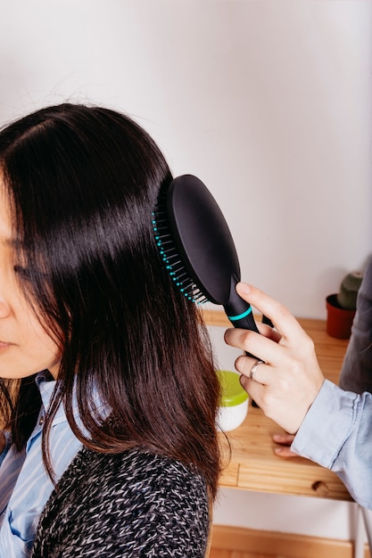 La mujer de la cosecha cepillando el pelo del amigo