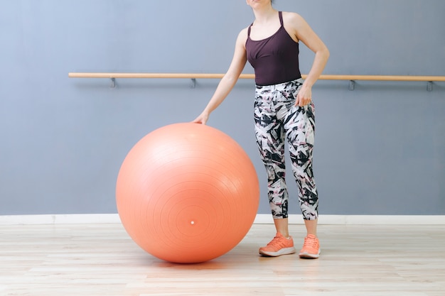 Mujer de la cosecha cerca de fitball