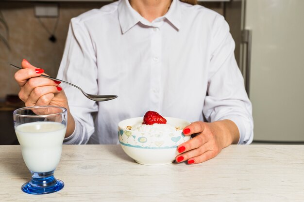 Mujer de cosecha desayunando