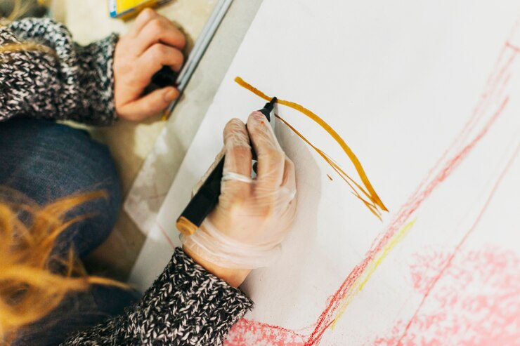 Foto gratuito mujer de cosecha dibujo con rotulador