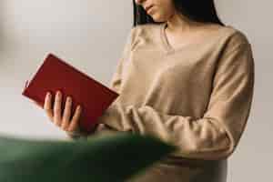 Foto gratuita mujer de cosecha disfrutando de la lectura en casa
