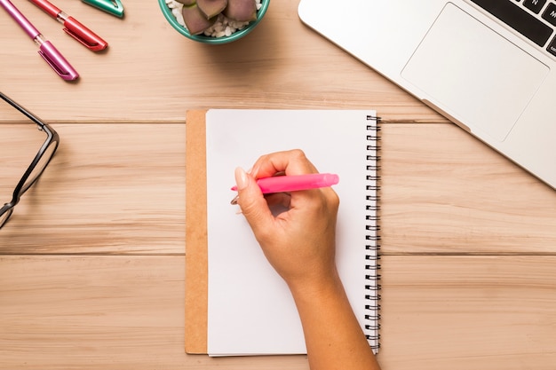 Mujer de la cosecha, escritura, en, cuaderno