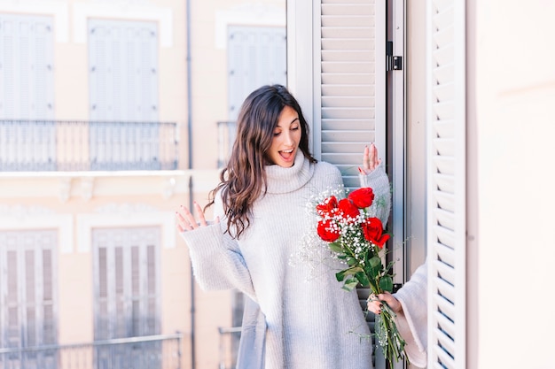 Mujer de la cosecha que da las flores a la novia