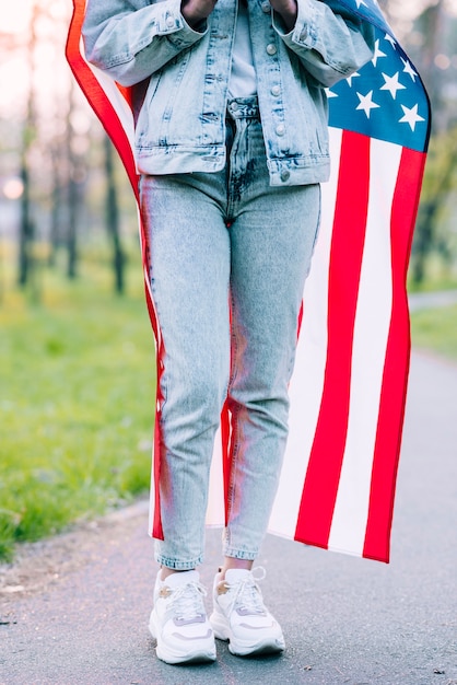 Mujer de la cosecha que envuelve en bandera de los EEUU