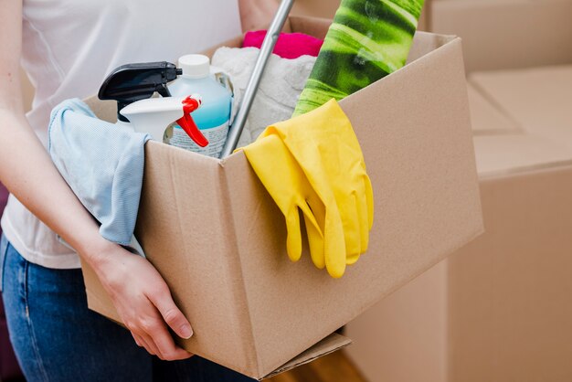 Mujer de la cosecha que lleva la caja con cosas