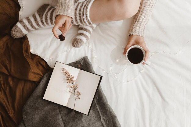 La mujer de la cosecha que merienda cerca del libro abierto