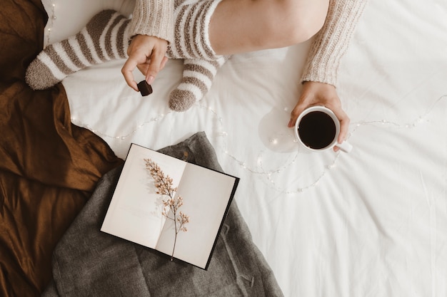 La mujer de la cosecha que merienda cerca del libro abierto