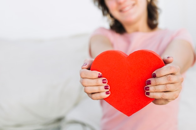 Foto gratuita mujer de la cosecha que muestra la caja en forma de corazón