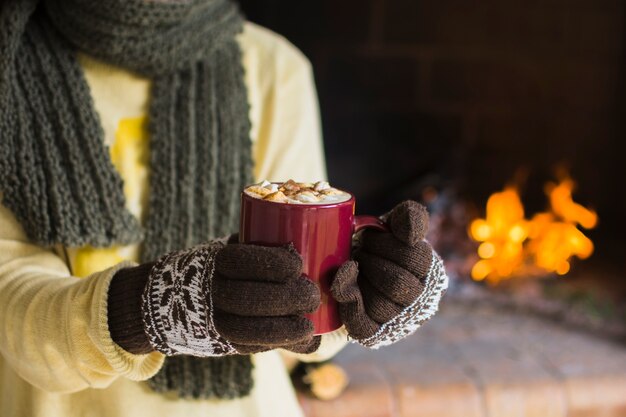 Mujer de la cosecha que muestra la taza de chocolate caliente