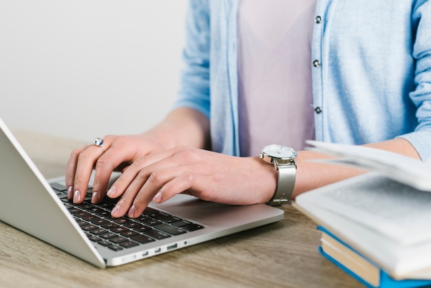 Mujer de la cosecha que usa la computadora portátil en oficina