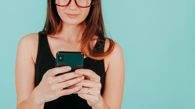 Mujer de la cosecha que usa smartphone