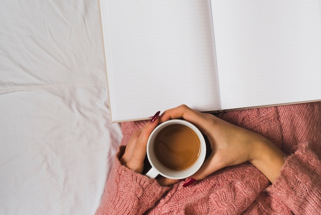 Mujer de la cosecha con taza y cuaderno