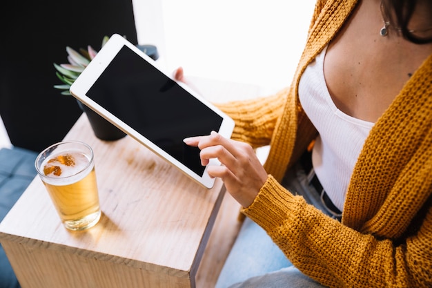 Mujer de la cosecha tocando en la pantalla de la tableta