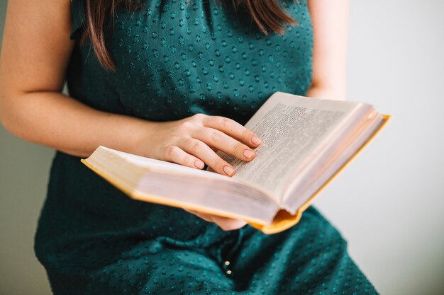 Mujer de cosecha en vestido con libro