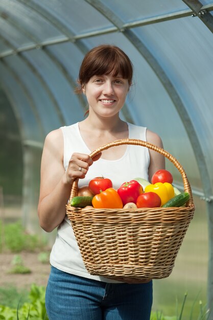 Mujer, cosechado, vegetales, invernadero