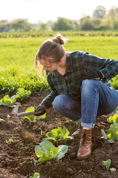 Mujer cosechando verduras