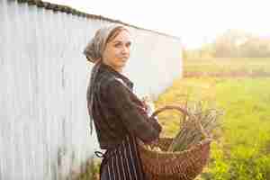 Foto gratuita mujer cosechando verduras