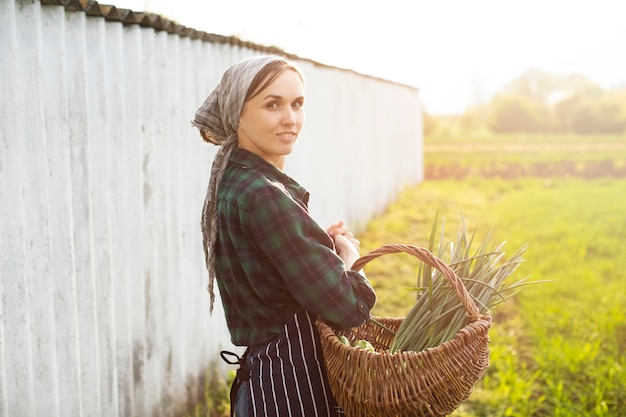 Mujer cosechando verduras