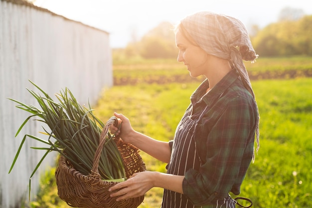 Mujer cosechando verduras