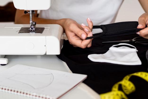 Mujer cosiendo mascarilla de textil