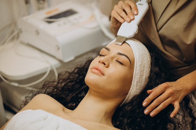 Mujer en cosmetóloga haciendo procedimientos de belleza