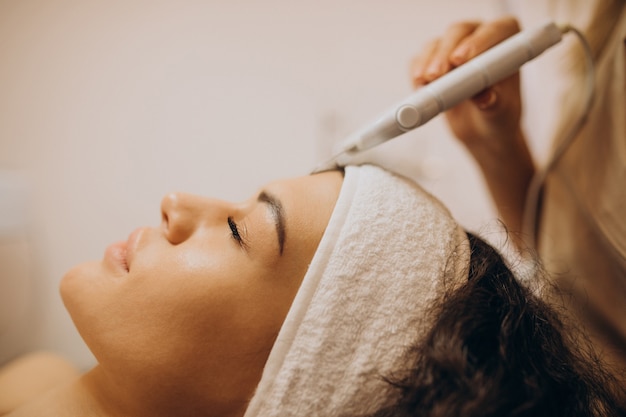 Mujer en cosmetóloga haciendo procedimientos de belleza