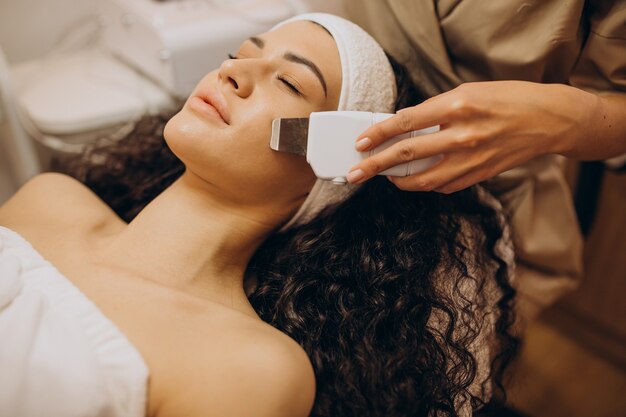 Mujer en cosmetóloga haciendo procedimientos de belleza
