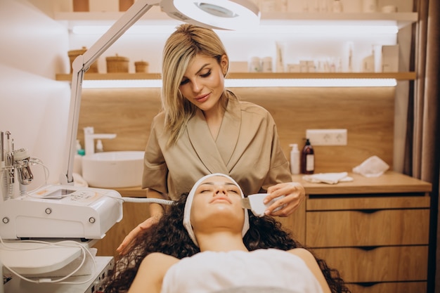 Mujer en cosmetóloga haciendo procedimientos de belleza