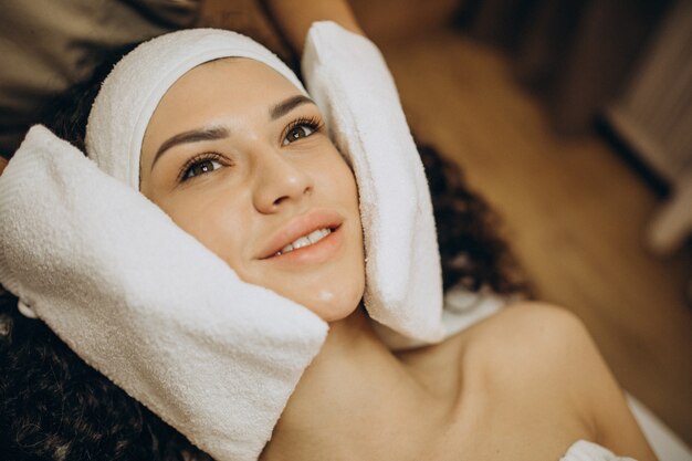 Mujer en cosmetóloga haciendo procedimientos de belleza