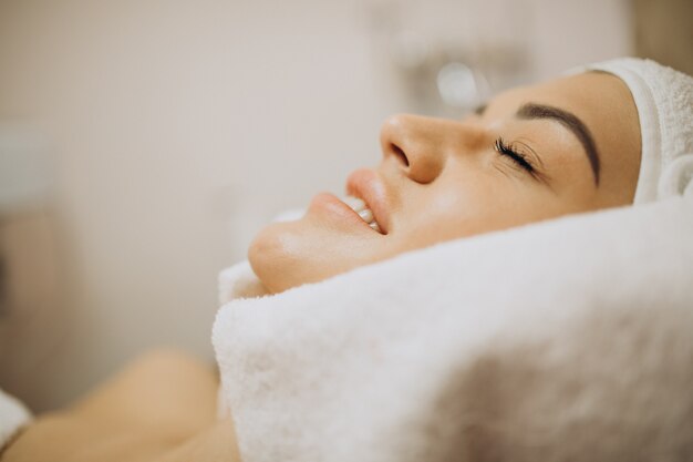 Mujer en cosmetóloga haciendo procedimientos de belleza