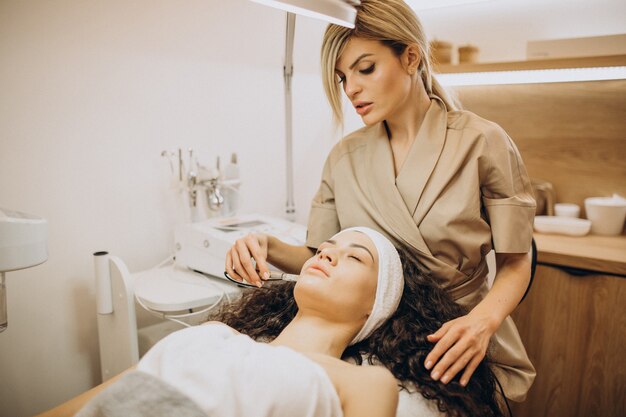 Mujer en cosmetóloga haciendo procedimientos de belleza