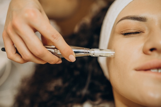 Mujer en cosmetóloga haciendo procedimientos de belleza