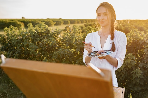 Foto gratuita mujer creadora dibujando en la naturaleza