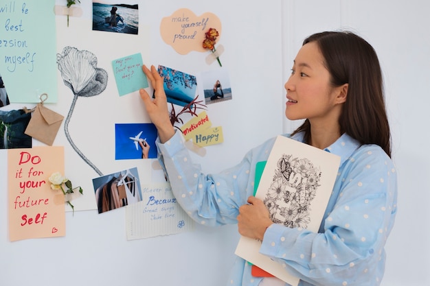 Mujer creando su propio tablero de visión