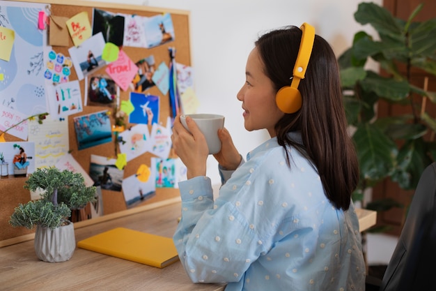 Mujer creando su propio tablero de visión