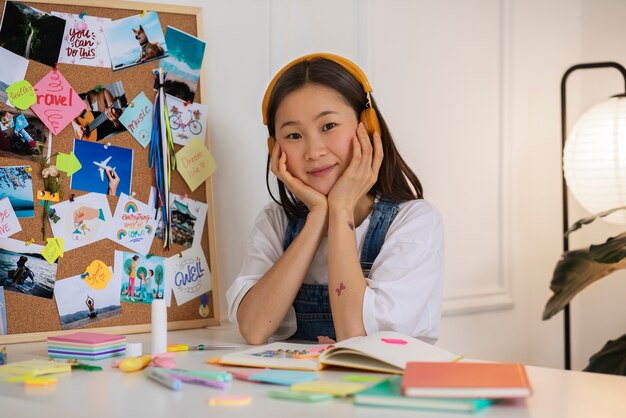 Mujer creando su propio tablero de visión