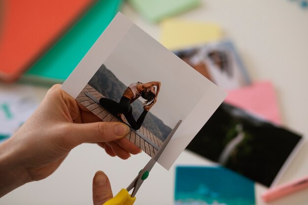 Mujer creando su propio tablero de visión