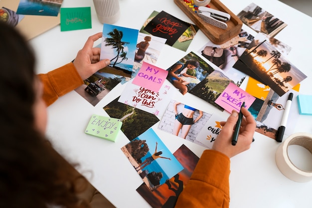 Mujer creando un tablero de visión inspirador de alto ángulo