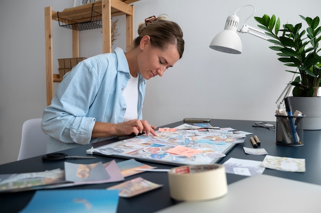 Mujer creando vista lateral del tablero de visión