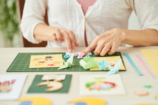 Mujer creativa haciendo tarjetas de felicitación