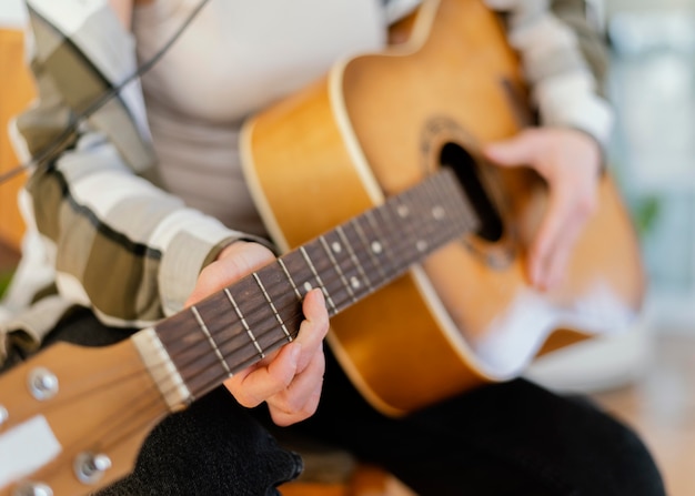 Foto gratuita mujer creativa practicando una canción en casa