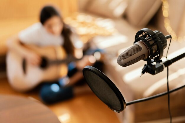 Mujer creativa practicando una canción en casa