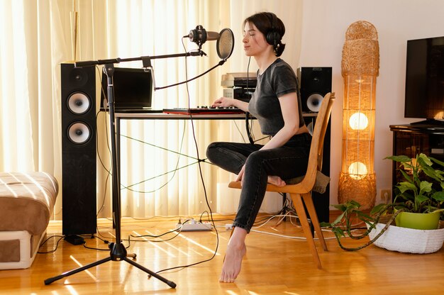 Mujer creativa practicando música en casa