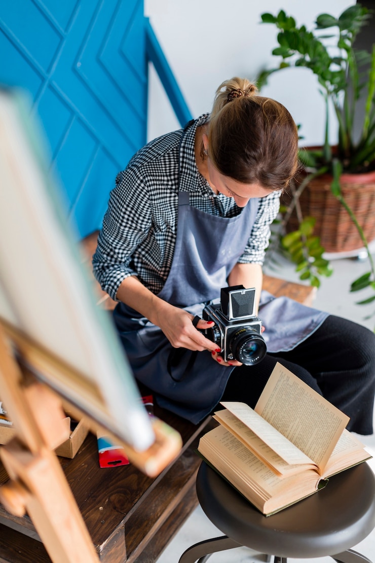 Foto gratuito mujer creativa tomando una foto