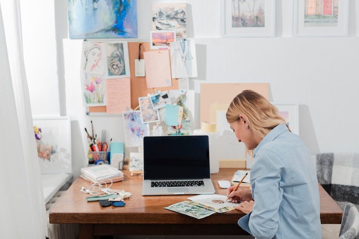 Foto gratuito mujer creativa trabajando tiro medio