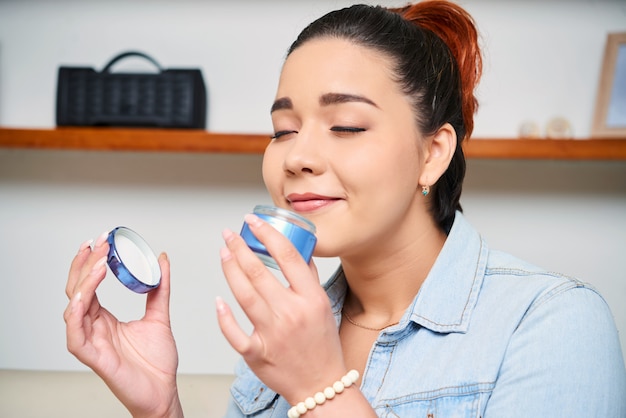 Mujer con crema para la cara