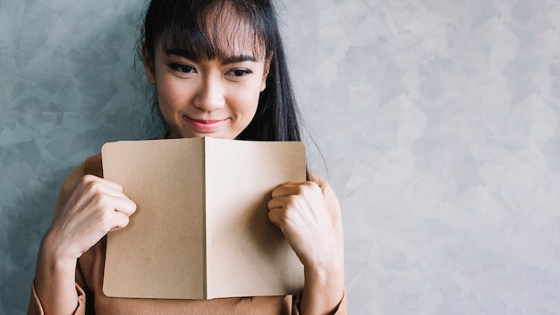 Foto gratuita mujer con cuaderno