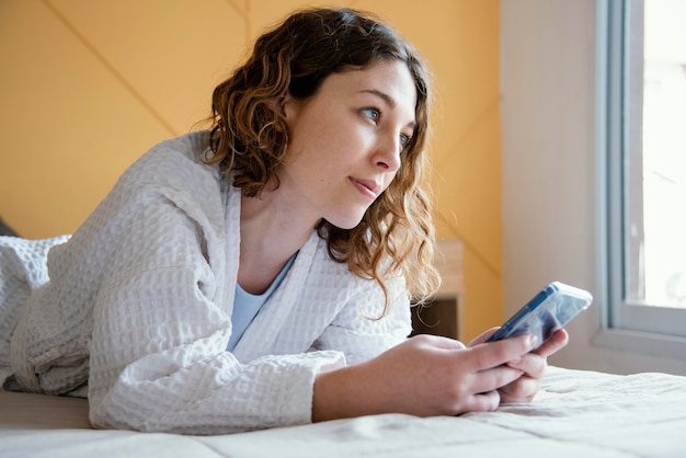 Mujer en cuarentena en casa