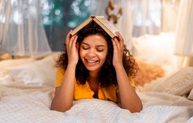 Mujer, cubierta, ella, cabeza, con, libro