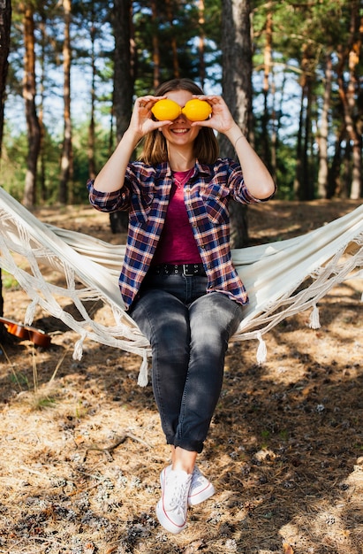 Mujer cubriendo los ojos con limones